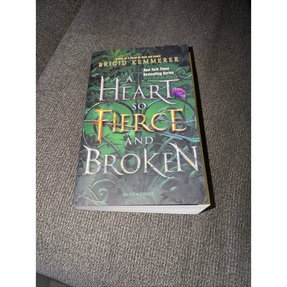A Heart So Fierce and Broken The Cursebreaker Series PAPERBACK New Box C